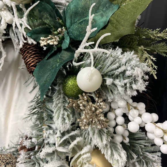 26” Snow White green and soft golds with pine cones and floral mixed wreath - Picture 7 of 12